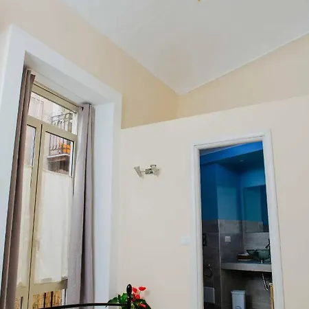 Πανσιόν Calamarina Centro 3*